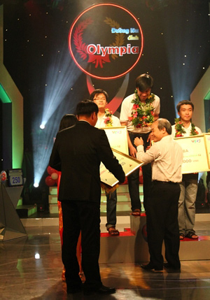 Giây phút nhận giải của Đặng Thái Hoàng sau khi xuất sắc vượt qua ba bạn thí sinh cùng thi.